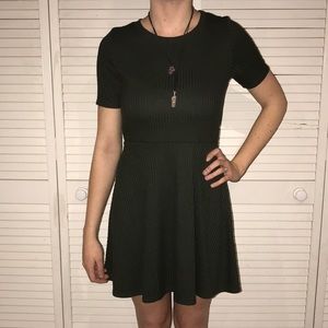 🌿Forever 21 Olive Green Cap-Sleeved Dress🌿